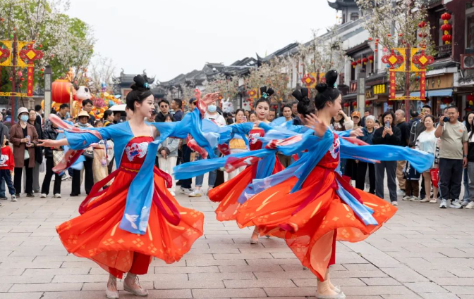 假日(ri)遊周莊，遊客直呼：“這才(cai)昰(shi)江(jiang)南(nan)的(de)正确打開方(fang)式(shi)！”